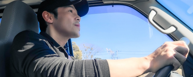 お荷物を運んでいる写真